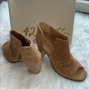 🆕42 Gold Women's Natural/Beige Suede Open Toe Booties Size 11